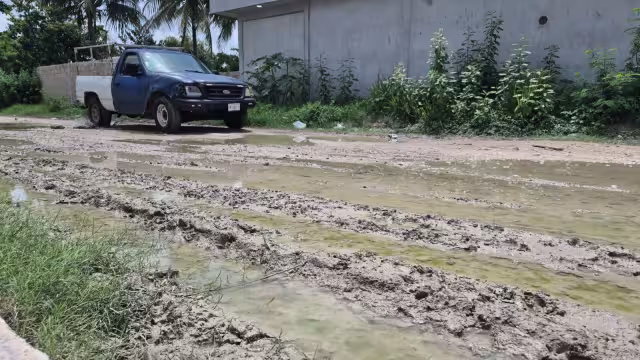 Vecinos de la calle 14, en la colonia Lázaro Cárdenas de Champotón, pidieron atender el problema de agua estancada.