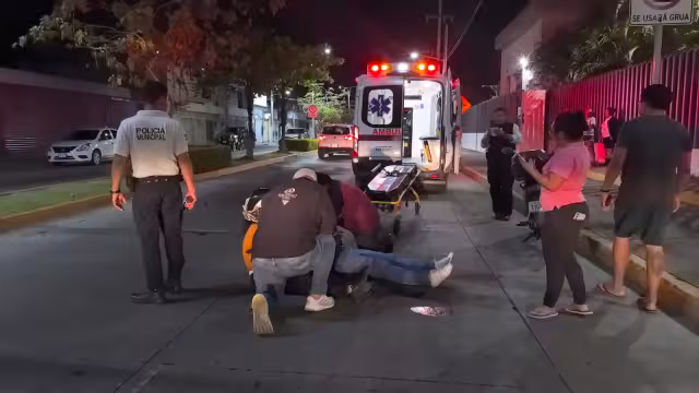 Paramédicos trasladan a joven lesionada al hospital
