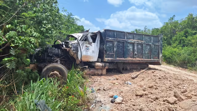 Parte de la carga de sascab quedó esparcida sobre la vía, afectando la circulación vehicular.