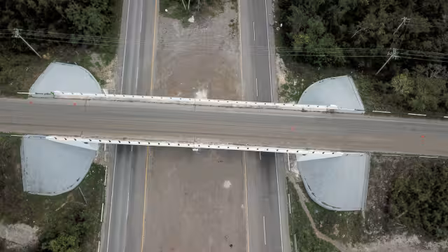 La empresa contrató jornaleros locales para abanderar la vía