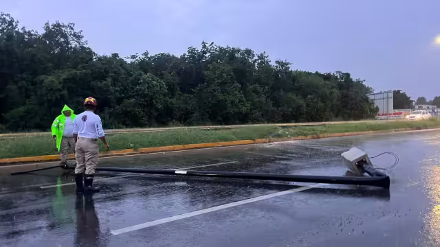 La falta de mantenimiento es uno de los factores que derivan en este riesgo para la población, como cuando uno se derrumbó sobre la avenida 115, por las lluvias.