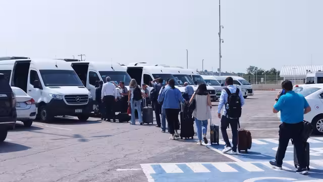 Participantes del Congreso Mexicano del Petróleo rentaron camionetas particulares