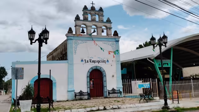 Católicos de Calkiní exigen la urgente reparación del campanario de la parroquia de la Concepción por riesgo de derrumbe.