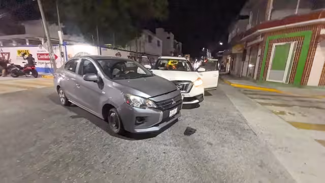 Fuerte choque entre automóvil y camioneta provoca caos vial frente al parque Tila.