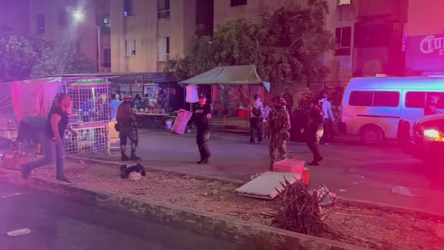 Frente a su esposa y su hijo le disparan a un hombre en la cabeza en Cancún