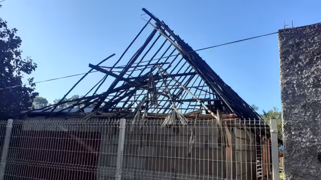 Los bomberos poco hicieron para apagar el fuego, pues no sabían que incendio apagar primero