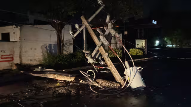 Del accidente, uno de los transformadores explotó alertando a los vecinos del lugar