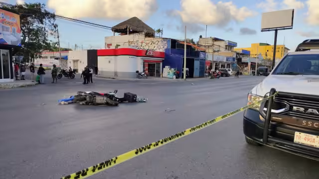 El cuerpo del motociclista quedó tendido sobre el pavimento a lado del vehículo.