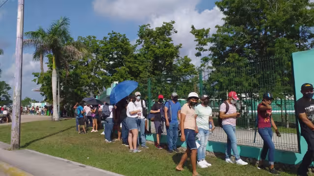 Los jóvenes de Cozumel acudieron desde temprano para recibir la vacuna anticovid en los módulos existentes en la isla