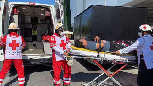 Paramédicos de la Cruz Roja Mexicana auxiliaron al lesionado