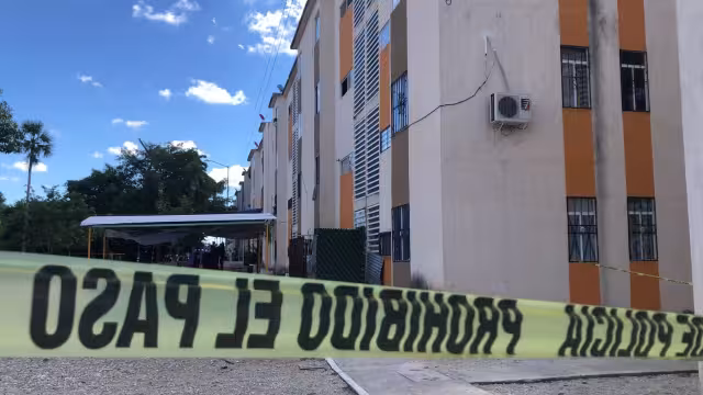 Dos hombres abandonaron la nevera y escaparon del lugar