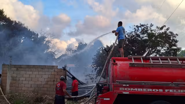 Los vecinos de la zona también ayudaron a sofocar el fuego.