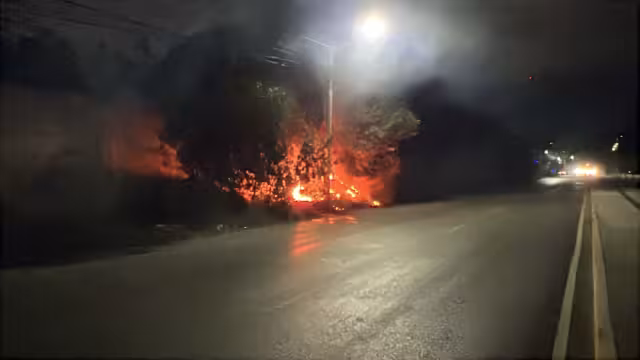 Después de un fuerte estruendo, las llamas comenzaron a propagarse.