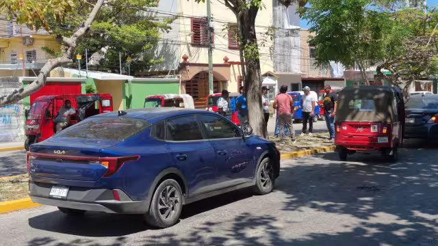 Choque entre automóvil y pochimóvil en la colonia La Rivera.