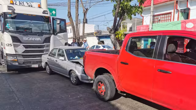 Los autos quedaron entre las dos unidades de carga, afortunadamente sin lesionados de gravedad.