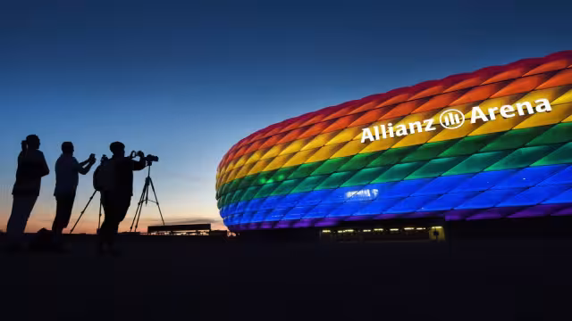 El ayuntamiento de Múnich debe pedir este lunes a la UEFA la autorización para iluminar el estadio con los colores simbólicos de la comunidad LGTB