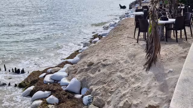 El mar se ha comido en las últimas décadas las zonas de arena, causando daños irreversibles