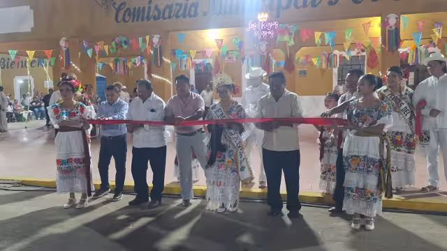 Coronan a la reina de la Feria De Pocboc, Sherla Gissel Noh Dzib