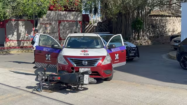 Fuerte choque entre taxi y motocicleta deja daños en Guadalupe