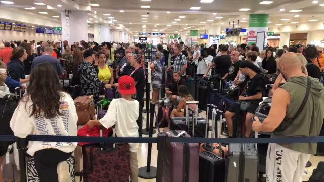 Largas filas se observan para poder hacer en check in