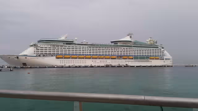 El transatlántico es el primer crucero que llega a Cozumel tras un año sin recibir estas embarcaciones