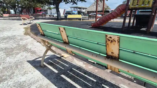 Ciudadanos denuncian deterioro en el mobiliario del Parque Costero 500.