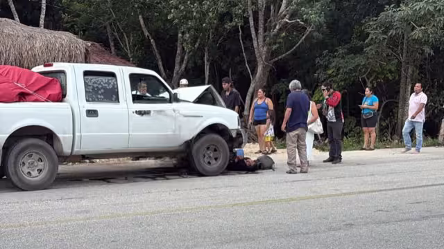 Vecinos y testigos del accidente se acercaron para auxiliar a los heridos