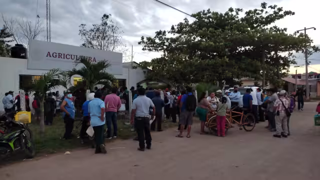 Más de 300 ejidatarios tienen horas esperando en el lugar