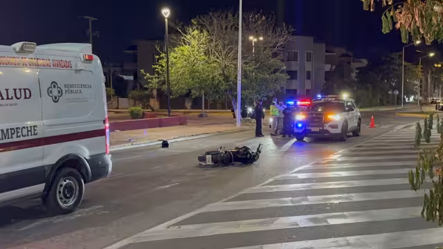 Un motociclista en estado de ebriedad y a exceso de velocidad derrapó en el malecón de Campeche, a la altura de la estación del Tren Ligero.