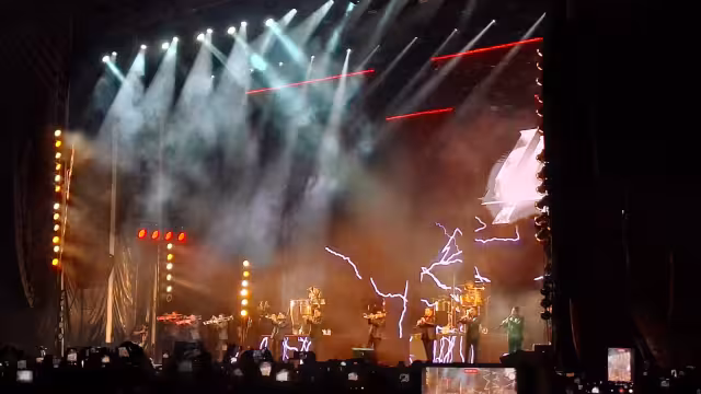 La agrupación encendió el escenario y puso a bailar al público presente.