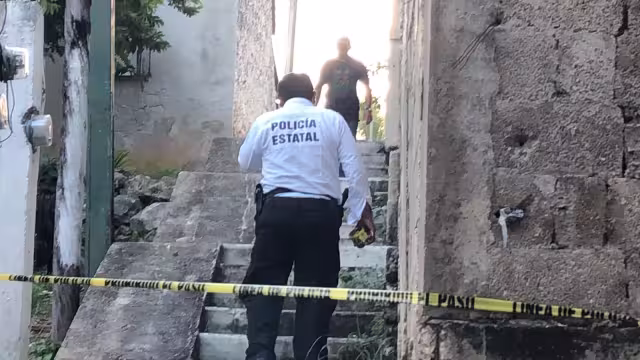 Llevaba varios días que sus amigos no sabían de él por lo que acudieron a su vivienda y al no responder a los llamados, decidieron entrar y descubrieron su cuerpo.