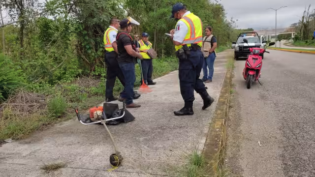 El trabajador fue llevado al Hospital Integral de José María Morelos para su valoración médica tras ser lesionado por un tráiler