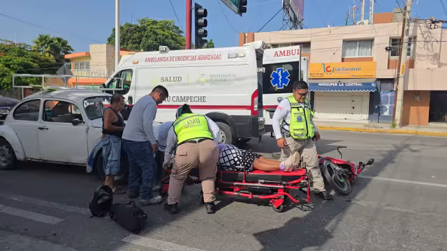 Adulto mayor impacta a motociclista en el barrio de Santa Ana