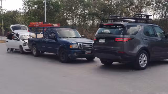Vuelta en U provoca carambola en carretera Candelaria–Pejelagarto.