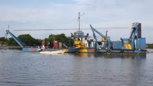 Las labores que se realizan consisten en extraer la arena del canal para enviarla al costado Poniente de la escollera