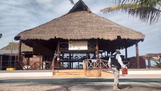 A raíz del desplome de una palapa en un restaurante, Protección Civil hizo revisiones en Playa Norte de Ciudad del Carmen