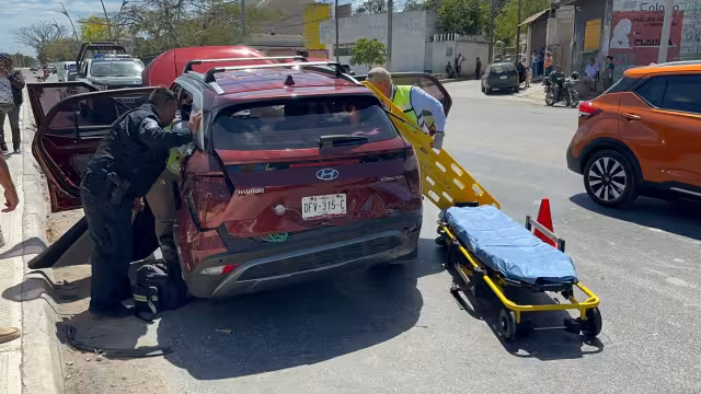 Aparatoso accidente en la avenida Héroe de Nacozari, en Campeche, dejó al menos tres lesionados.