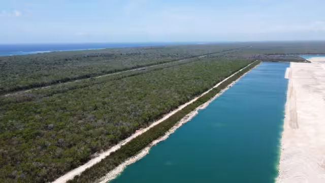 De acuerdo con el INAH, también hay cenotes de agua dulce y salada en ese sitio, que son ejemplo de la asociación templo-cueva, en muy buen estado