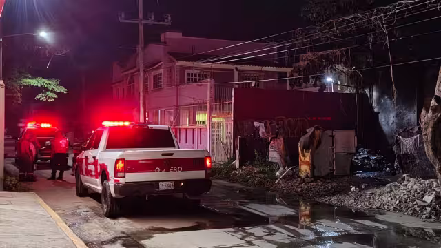 Elementos del Heroico Cuerpo de Bomberos controlaron el fuego.
