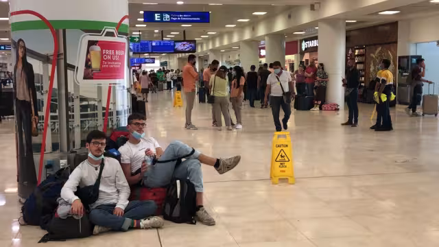 Con el apagón, se tuvo que hacer uso de ventiladores a las terminales, pues los aires acondicionados no funcionaban