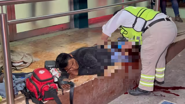 Paramédicos trasladaron al hombre a un hospital