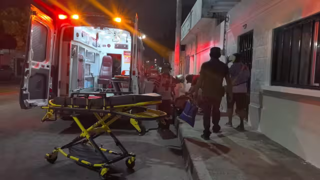 Paramédicos de la Cruz Roja trasladaron a un hombre inconsciente desde la colonia Santa Margarita de Mérida a un hospital para su atención médica.