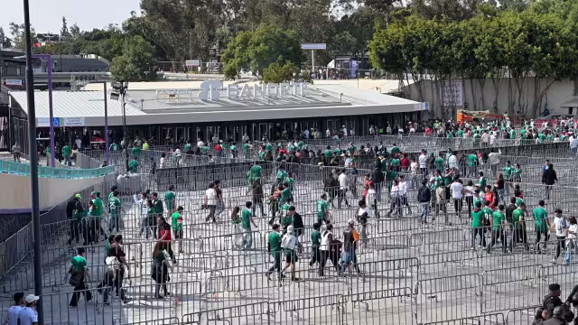 Aficionados ingresan al Estadio Banorte en medio de un ambiente festivo previo al partido