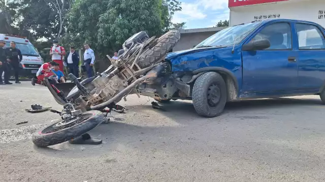 Paramédicos de la Cruz Roja quienes se encargaron de brindarle los primeros auxilios al conductor de la motocicleta quién resultó con algunas heridas cortantes