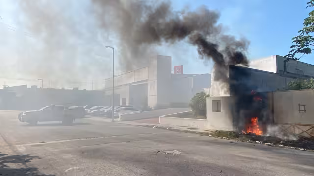 El fuego se aproximó a los patios de una escuela y agencia vehicular