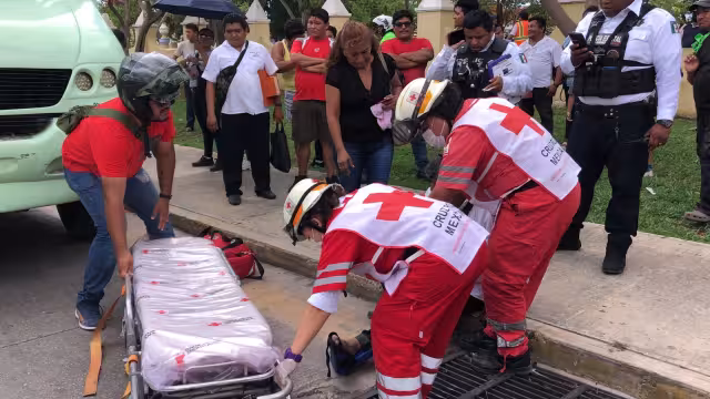 Paramédicos atendieron al motociclista, quien presentó varias heridas