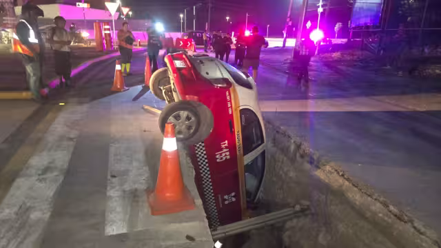 La unidad de transporte quedó clavada en la zanja de la vialidad.
