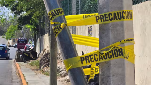 Camión urbano choca contra poste en la unidad habitacional Niños Héroes.