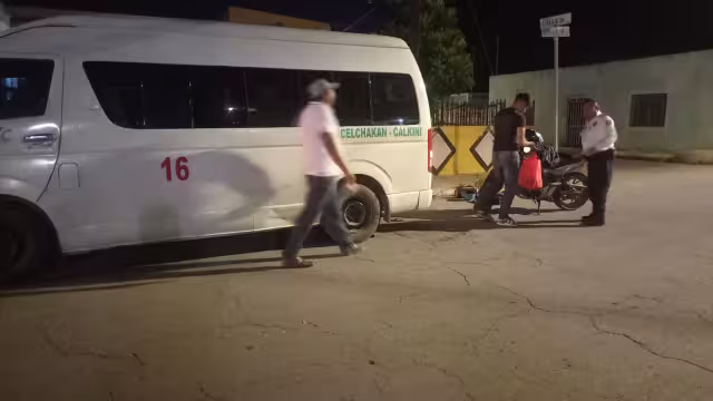 Motociclista choca contra combi en Calkiní.