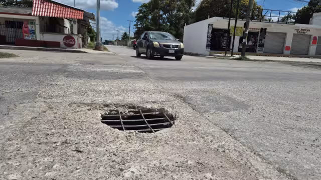 Ciudadanos exigen atención urgente a socavón en Champotón